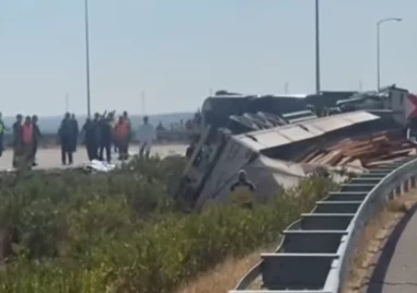 11 загинали и 27 ранени при катастрофа с туристически автобус в Турция