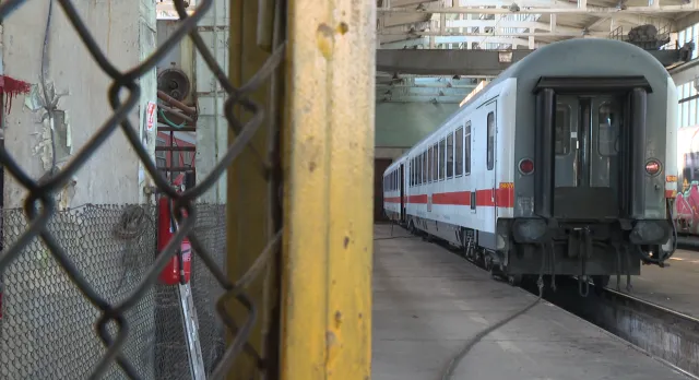 Мистериозен взрив във вагон на БДЖ изпочупи 300 кв. метра стъкла, разследват дали е умишлен
