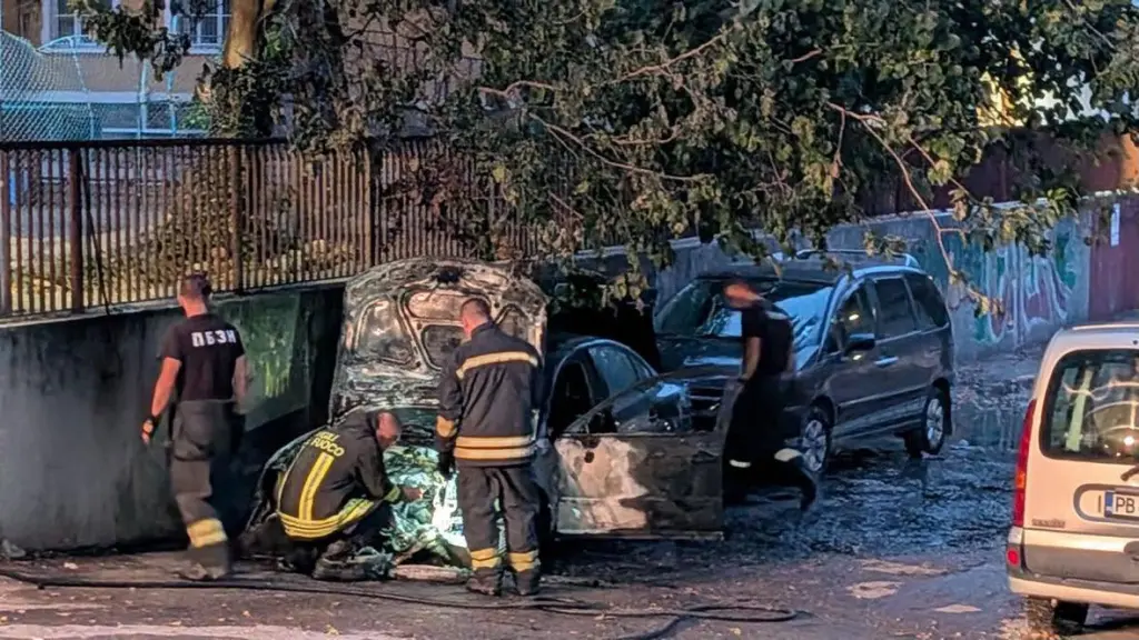 Пожар унищожи автомобил в центъра на Пловдив (ВИДЕО)