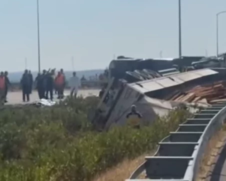 11 загинали и 27 ранени при катастрофа с туристически автобус в Турция