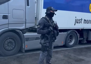 Антимафиотите разбиха хладилни камиони с месо в Ловеч, откриха над 250 кг наркотици  ВИДЕО