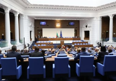 Прогресивна България спря извънредното заседание на парламента
