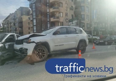 Катастрофа затрудни движението по Пещерско шосе, кола и джип са със сериозни щети