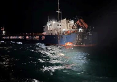 Нова атака с дронове в Черно море: Танкер пламна край Румъния, екипажът е спасен