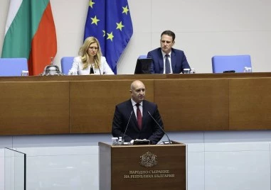 Румен Радев: Рафинерията в Бургас е осигурена със суров петрол до средата на декември, място за паника няма