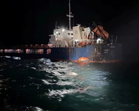 Нова атака с дронове в Черно море: Танкер пламна край Румъния, екипажът е спасен