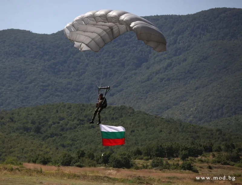 Смелост отвисоко: Днес отбелязваме празника на военния парашутист