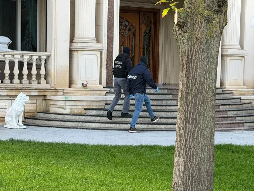 Акцията на ГДБОП в Костинброд с нов обрат: Бивш депутат е изведен с белезници