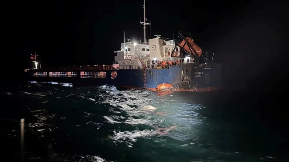 Нова атака с дронове в Черно море: Танкер пламна край Румъния, екипажът е спасен