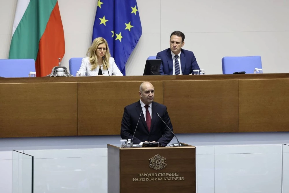 Румен Радев: Рафинерията в Бургас е осигурена със суров петрол до средата на декември, място за паника няма