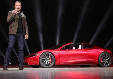 Тази нощ: Tesla ще представи новия Roadster след девет години обещания