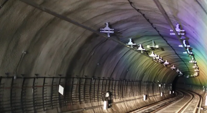 Мъж скочи на релсите на метрото в София