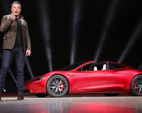 Тази нощ: Tesla ще представи новия Roadster след девет години обещания