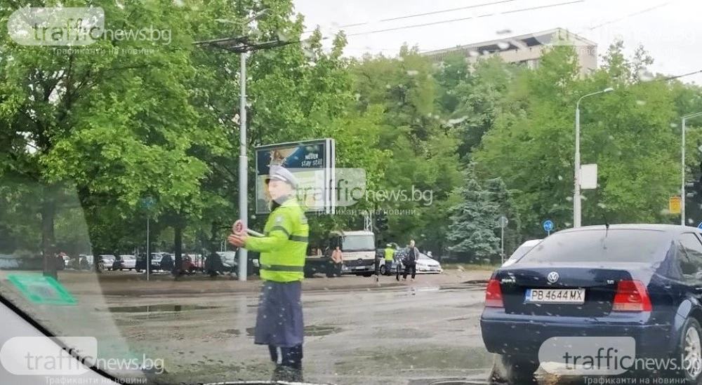 Експеримент в Пловдив: Четири от най-възловите кръстовища ще се регулират от полицаи за седмица