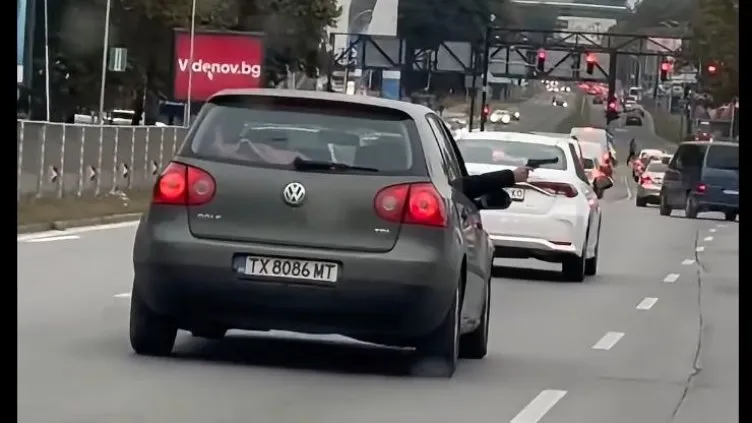 По примера на Стоян Колев: Мъж размаха пистолет от кола във Варна ВИДЕО