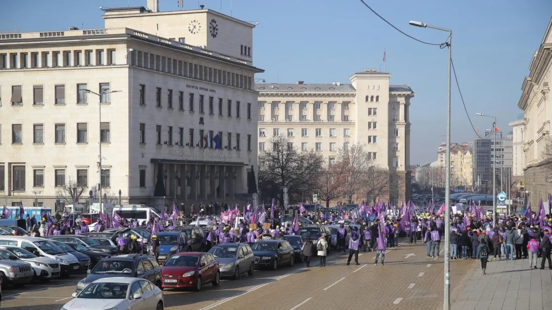 Протест блокира ключови булеварди в София днес