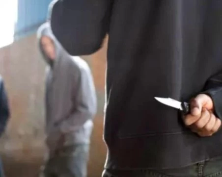 Мъж намушка с нож двама младежи в София