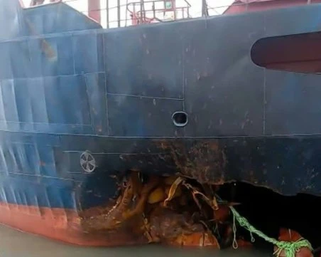 Огромна пробойна зее в корпуса на „Челси 3