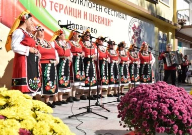Над 800 самодейци от страната съживиха фолклорните традиции на осмия фестивал „По терлици и шевици в Царацово