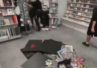 В Торино протестиращи изпотрошиха книжарница