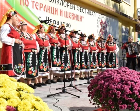 Над 800 самодейци от страната съживиха фолклорните традиции на осмия фестивал „По терлици и шевици