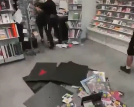 В Торино протестиращи изпотрошиха книжарница