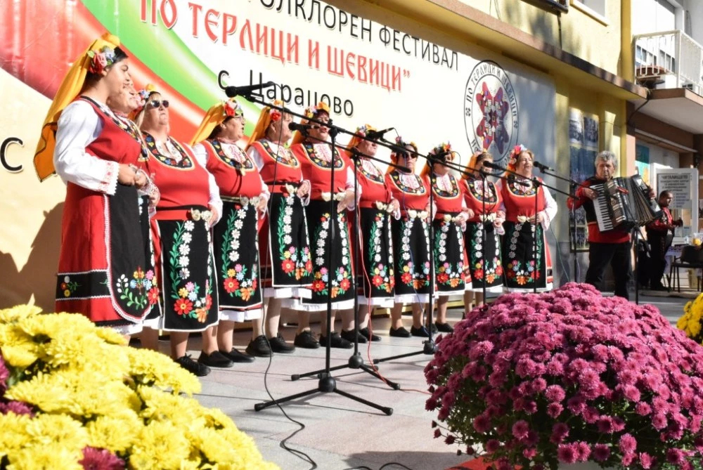 Над 800 самодейци от страната съживиха фолклорните традиции на осмия фестивал „По терлици и шевици