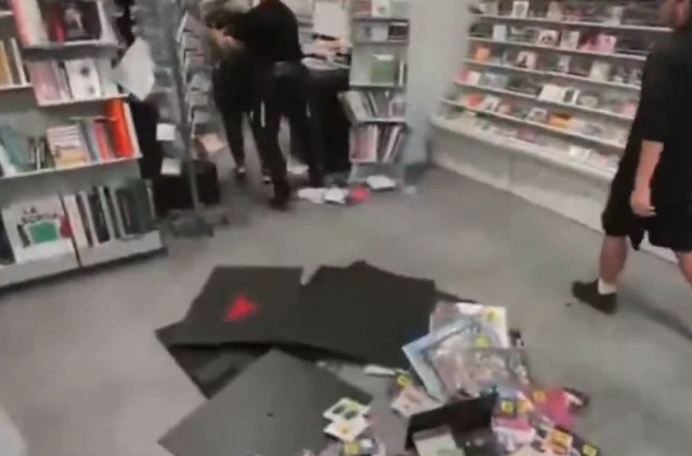 В Торино протестиращи изпотрошиха книжарница