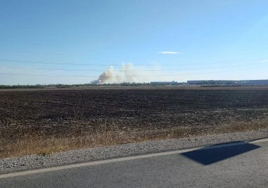 Пожар край летището до Крумово, гъст дим се издига над района