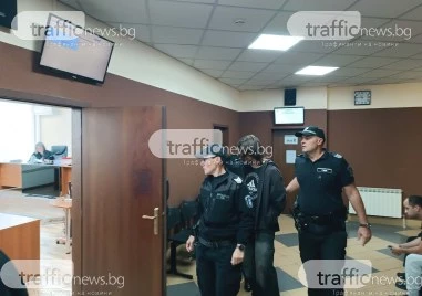 14-годишният, обвинен в убийството на майка си, я наръгал 18 пъти, рисувал пентаграм с кръвта й