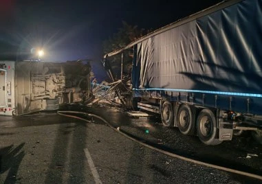 Двама загинаха при жесток сблъсък между автобус и камион на пътя Пазарджик – Пловдив СНИМКИ