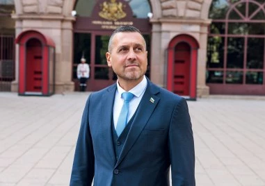 Кой е Ивайло Симеонов? От студентски лидер през три мандата кмет до президентската битка