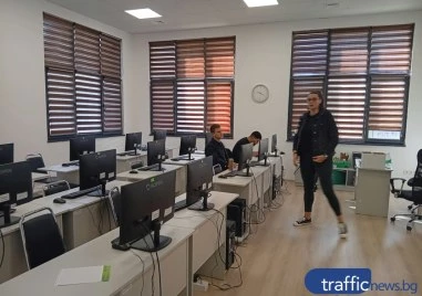 Пет допълнителни гишета за личните асистенти в Пловдив след опашките пред социалните служби