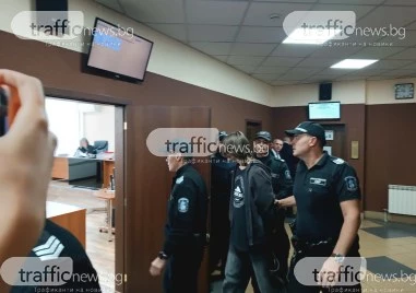 Решават дали 14-годишният, обвинен за убийството на майка си, да остане в ареста
