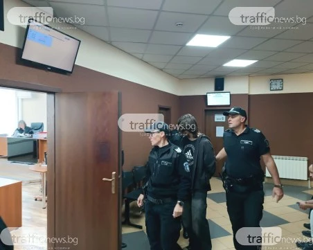 14-годишният, обвинен в убийството на майка си, я наръгал 18 пъти, рисувал пентаграм с кръвта й