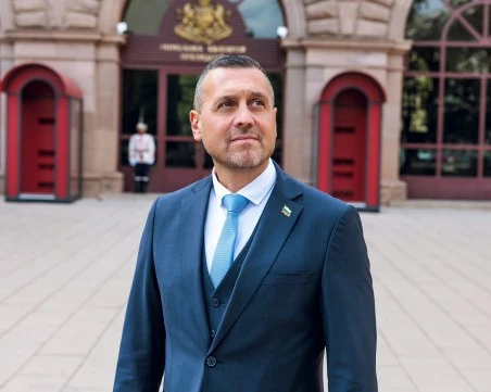 Кой е Ивайло Симеонов? От студентски лидер през три мандата кмет до президентската битка