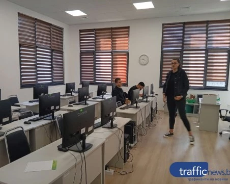 Пет допълнителни гишета за личните асистенти в Пловдив след опашките пред социалните служби