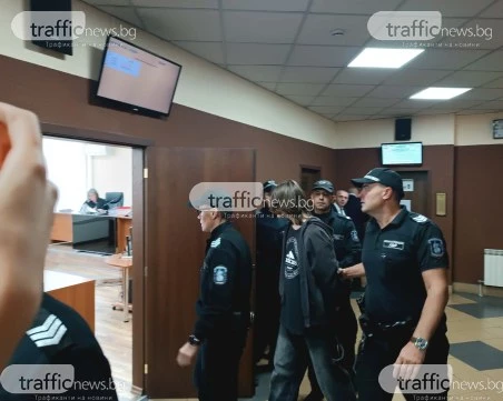 Решават дали 14-годишният, обвинен за убийството на майка си, да остане в ареста
