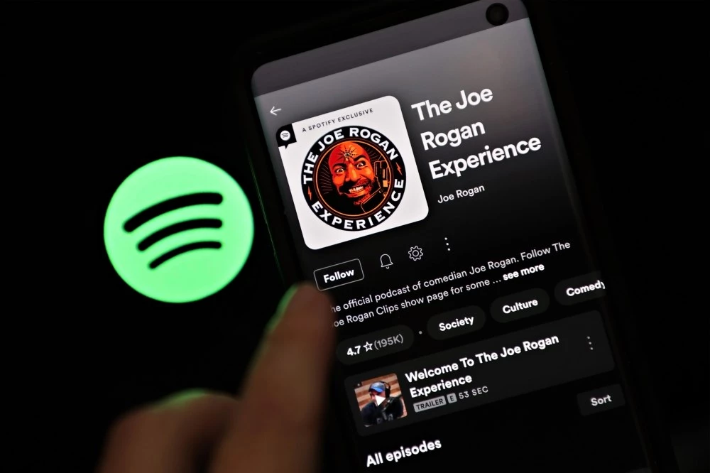Голямото разчистване в Spotify: Защо 50 милиона AI песни изчезнаха от плейлистите ви