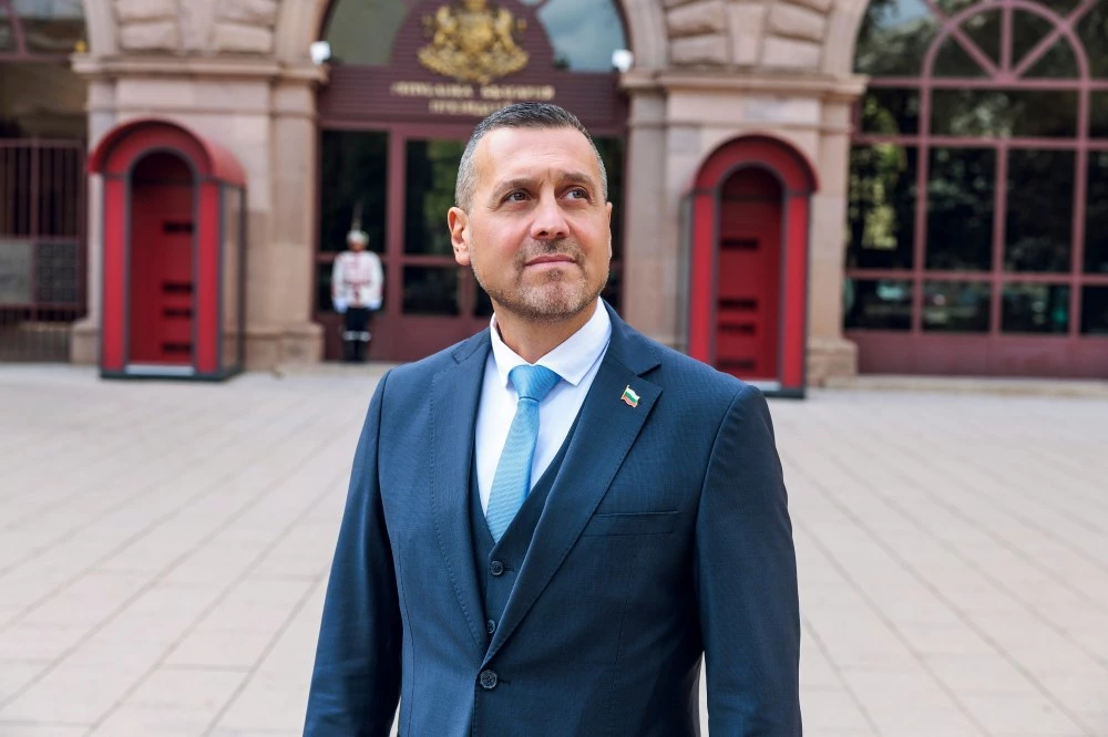 Кой е Ивайло Симеонов? От студентски лидер през три мандата кмет до президентската битка