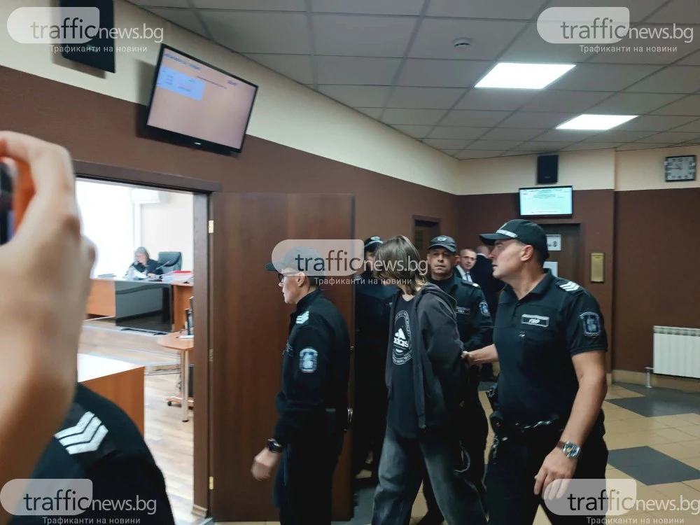 Решават дали 14-годишният, обвинен за убийството на майка си, да остане в ареста