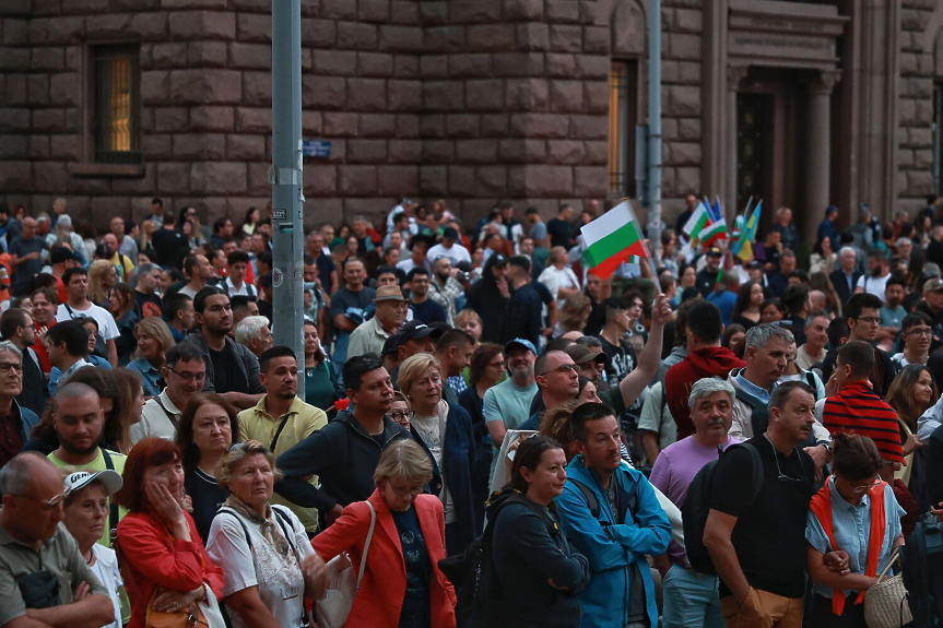 Три протеста в София днес – лекари, студенти и граждани излизат срещу властта