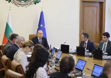 Доверието в кабинета на Румен Радев се топи, премиерът вече е с почти изравнени рейтинг и антирейтинг