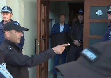 Отведоха с белезници кмета на Белица, майка му припадна