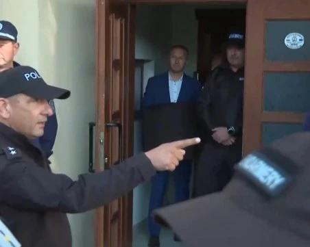 Отведоха с белезници кмета на Белица, майка му припадна