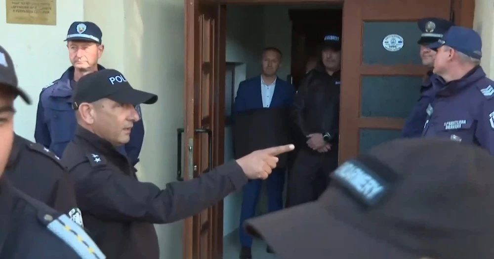 Отведоха с белезници кмета на Белица, майка му припадна