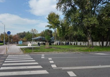 Облагородяват зелена площ в район „Тракия преди откриването на барелеф на полк. проф. Цветан Лазаров
