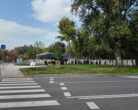Облагородяват зелена площ в район „Тракия
