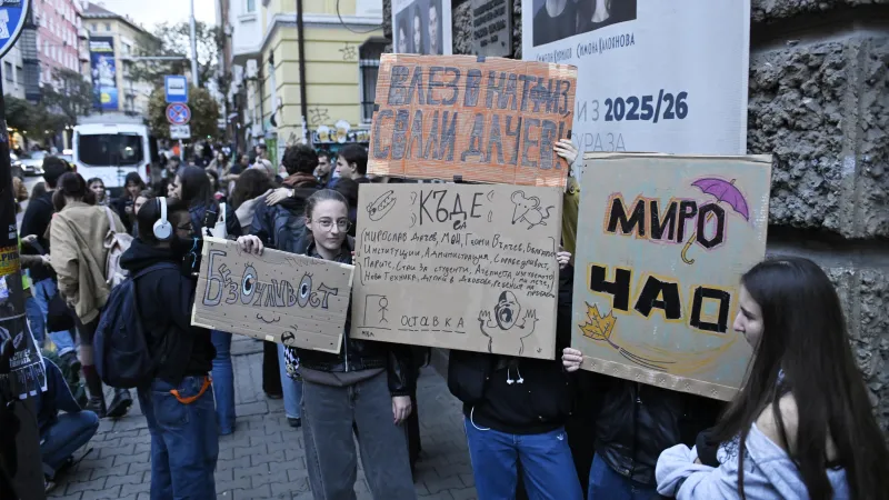 Протестиращите студенти от НАТФИЗ поискаха оставката и на министъра на образованието