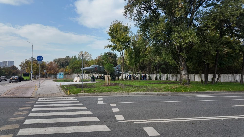 Облагородяват зелена площ в район „Тракия